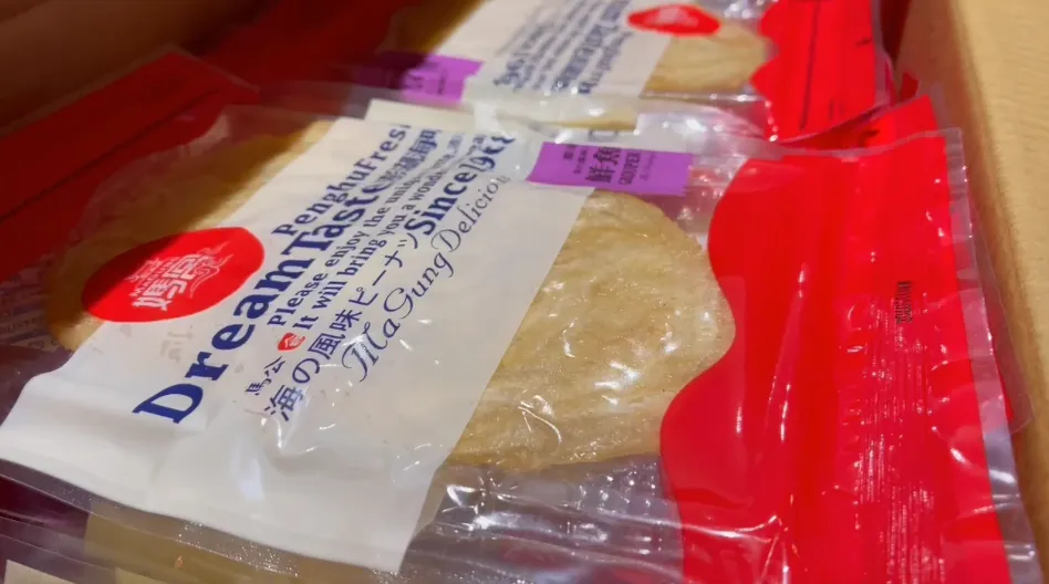 澎湖一間特產行近日遭網路揭露產品產地標示疑慮，並傳出民眾食用後出現不適情形。（圖／翻攝畫面）