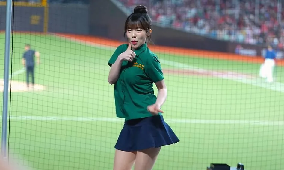 李多慧身穿北一女制服熱舞風波延燒。（圖／翻攝自YT @紅土應援觀察家）