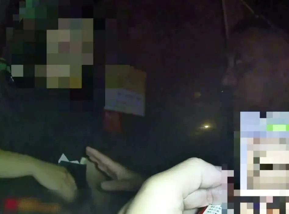 警方前來處理好言相勸，醉男依舊繼續鬧。（圖／警方提供）