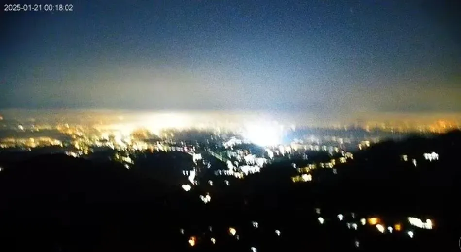 阿里山風景區即時影像拍到神秘閃光。（圖／翻攝畫面）