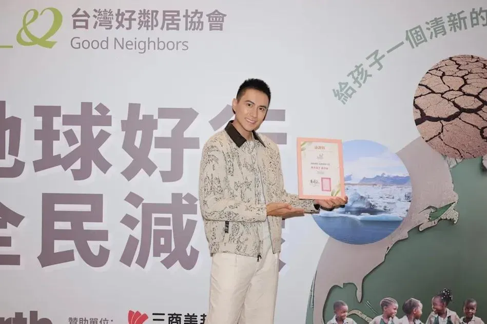潘君侖17日出席公益記者會，透露近期在打籃球時不慎受傷，右腳踝呈現90度「翻船」。（圖／台灣好鄰居協會提供）