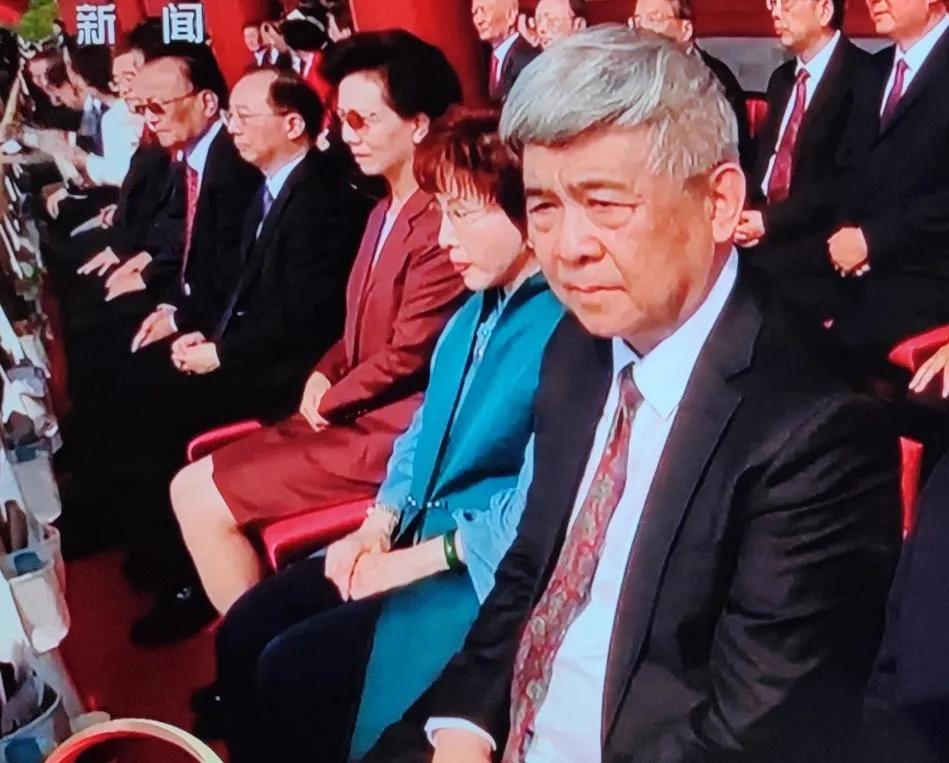 洪秀柱(綠衣)參加大陸93大閱兵。(圖/央視)