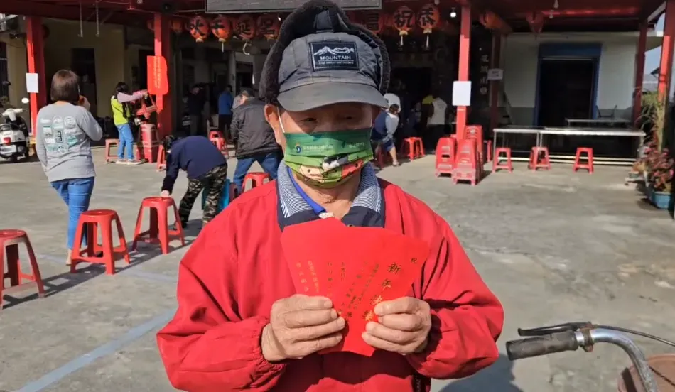 民眾開心領紅包。(圖/中天新聞)