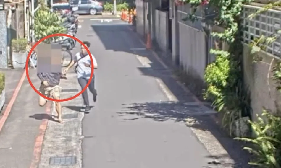 員警百米衝刺順利壓制車手。(圖/翻攝畫面)