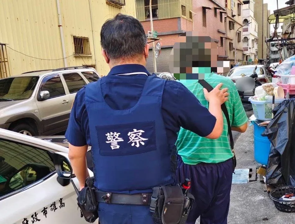 楠梓區惠民路與藍昌路口有迷途長者需要幫忙，員警隨即趕赴現場。（圖／中天新聞）
