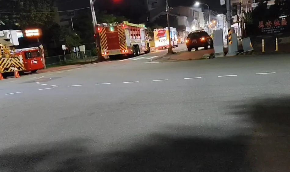 緊急出動各式消防車5輛、消防人員7人、義消1人趕往現場。（圖／翻攝畫面）