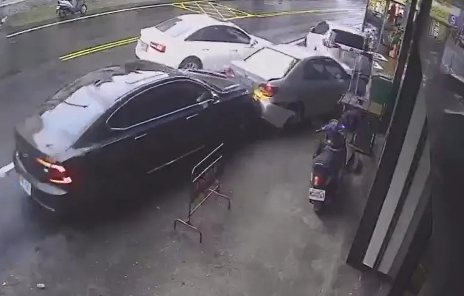 老翁駕駛俗稱「瑞典坦克」的轎車失控暴衝。（圖／翻攝畫面）