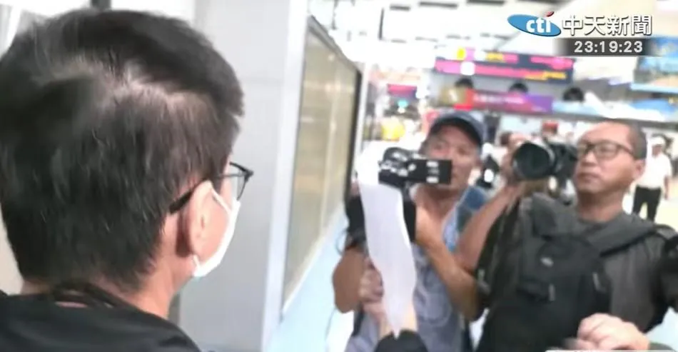 趙建銘背對鏡頭時，頭頂髮旋處頭皮清晰可見，髮量稀疏格外搶眼，意外在社群平台Threads上掀起網友討論。（圖／中天新聞）