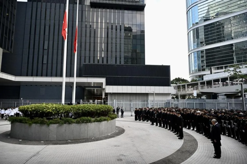 港府在政府總部東翼前地舉行默哀儀式,並下半旗誌哀。(圖/星島網)