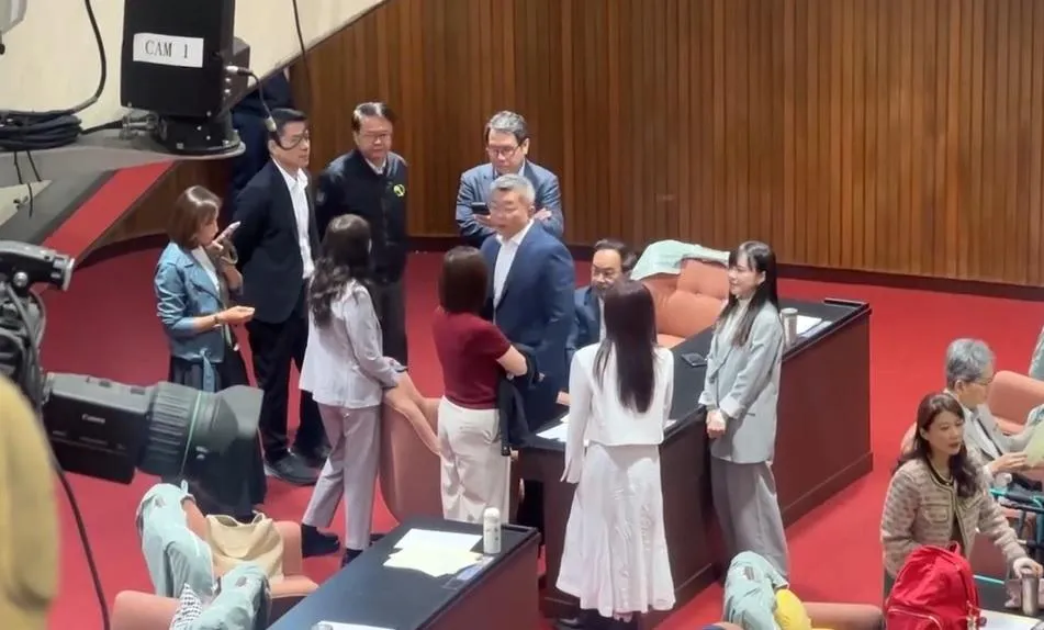 總召投票前民進黨籍立委圍著蔡其昌聊天（攝自中天新聞）