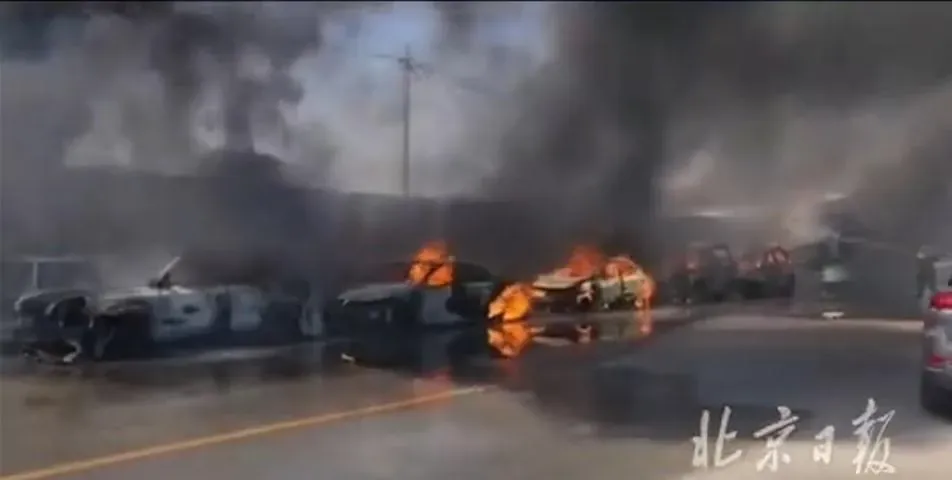 此次火災事故造成9輛機動車損毀。(圖/翻攝自微博)