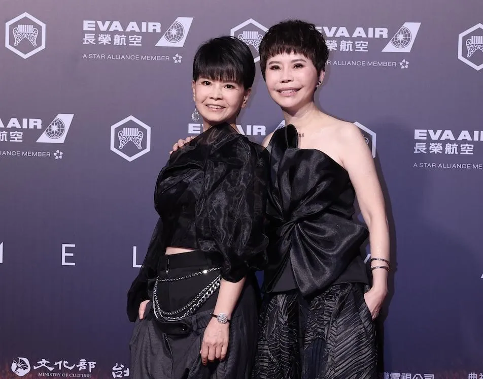 詹雅雯（右）帶著妹妹詹雅云（左）一同走紅毯。（圖／中國時報郭吉銓 攝）