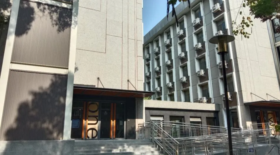 逢甲大學I棟學生宿舍因豪華的內部裝潢在網路上引發熱議，一名網友在社群平台Threads分享的宿舍照片，吸引超過80萬人次觀看。（圖／翻攝自逢甲大學官網）