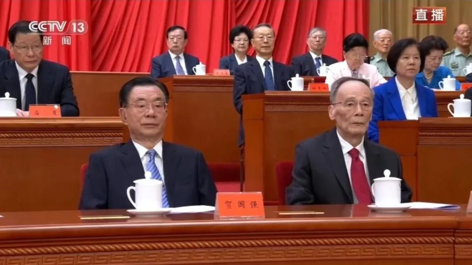 王岐山（圖右）現身前中共總書記江澤民誕辰100週年大會。（圖／翻攝央視）
