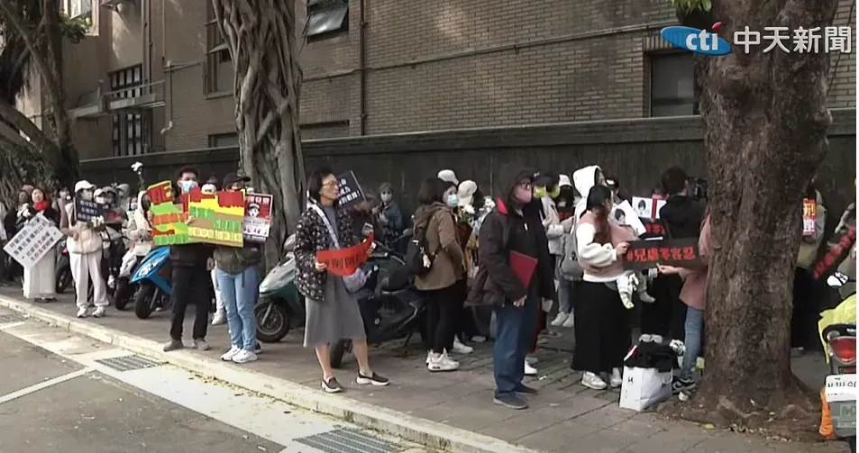 台北地院昨（19）日下午第4度開庭，場外集結大批民眾喊「虐死兒童唯一死刑」。（圖／中天新聞）