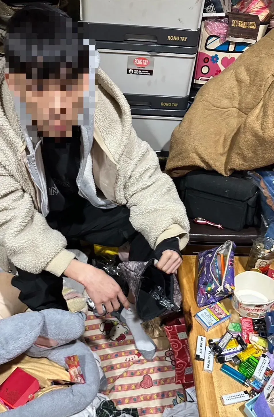 24歲毒販家中被搜出毒品。(圖/翻攝畫面)