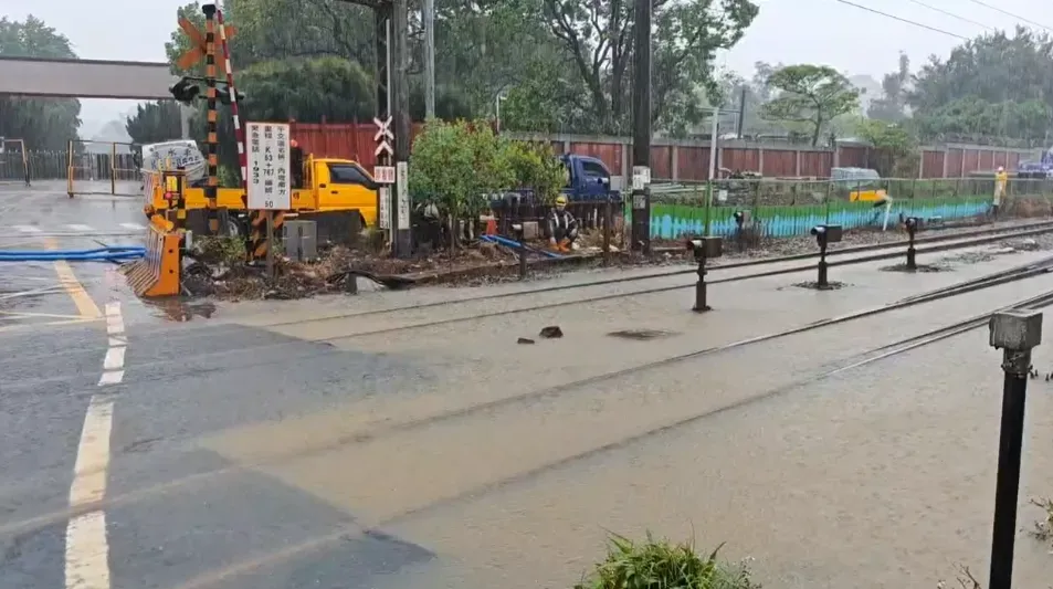 今天（10）日受豪大雨影響，台鐵桃園內壢站至富岡站間東、西正線積水超過軌面。（圖／中天新聞）