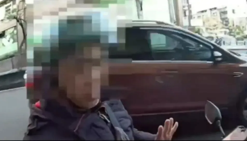 騎士攜帶毒品遭警方盤查搜出。（圖／翻攝畫面）
