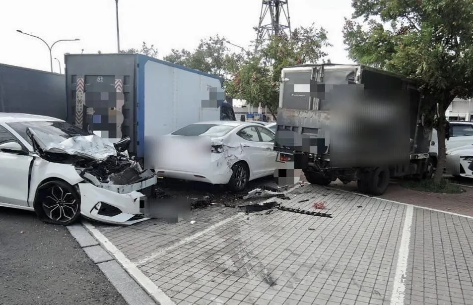 楊梅休息站今下午發生嚴重車禍。(圖/翻攝畫面)