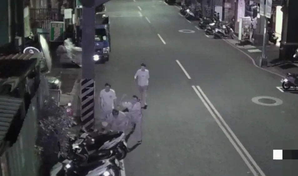 4名男子在路邊互毆。(圖/翻攝畫面)