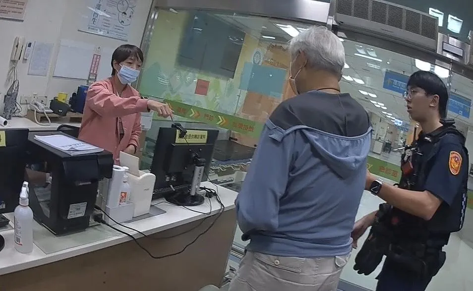 員警協助老翁送醫治療成功,在短時間抵達大同醫院急診室。(圖/中天新聞)