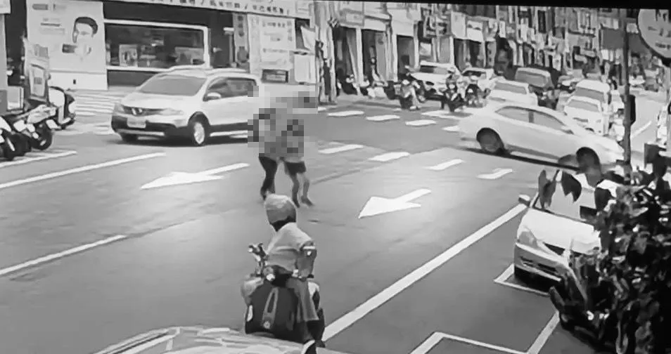 安親班老師見狀立即上前將女童拉離現場。(圖/翻攝畫面)