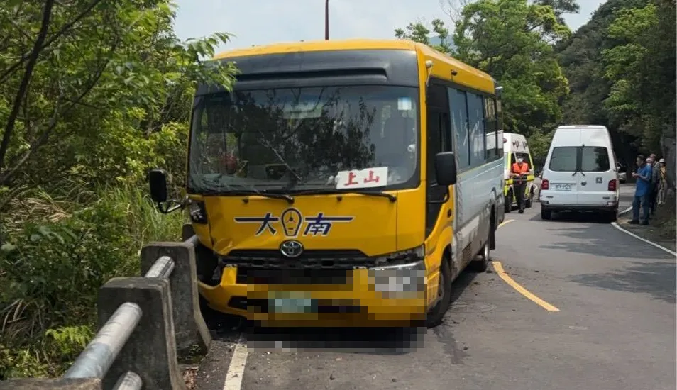 公車打滑自撞。（圖／翻攝畫面）