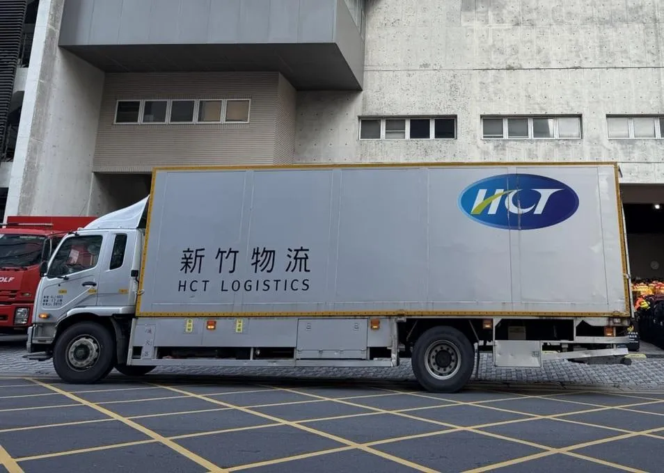 新竹物流一名女配送員因亮眼外型爆紅。(圖/翻攝自臉書新竹物流HCT)