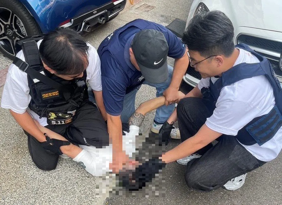 南投縣草屯警分局日前接獲轄內工廠遭歹徒持械侵入劫財報案，警方赴台中及桃園查獲數名犯嫌、追回部分贓款。（圖／警方提供）