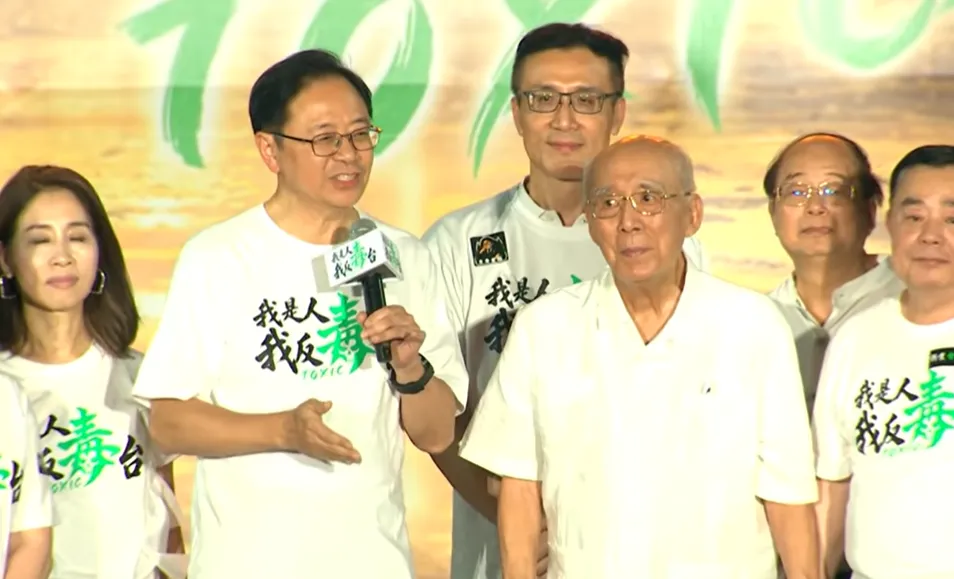 桃園市長張善政與高齡87歲的國民黨前主席吳伯雄一起登台，感動全場。（圖／中天新聞）
