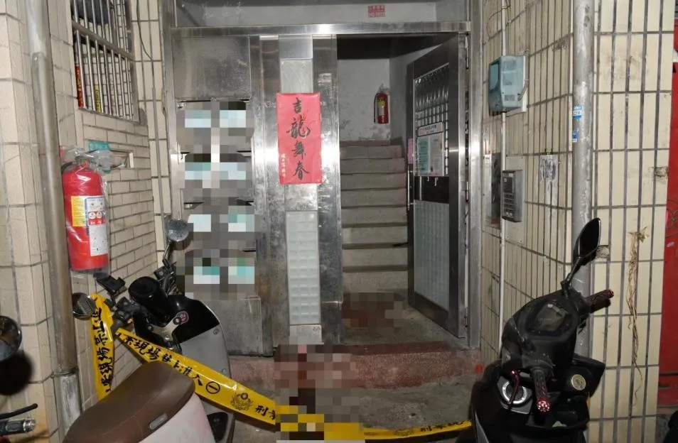 死者被公公砍死陳屍一樓樓梯間。（圖／翻攝畫面）