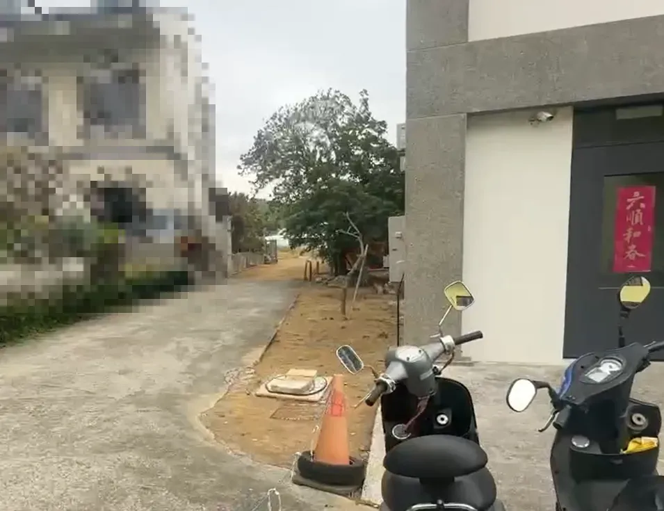 當地其他民宿業者一度目擊該男子跑到他們民宿後方空地遊蕩。（圖／中天新聞）