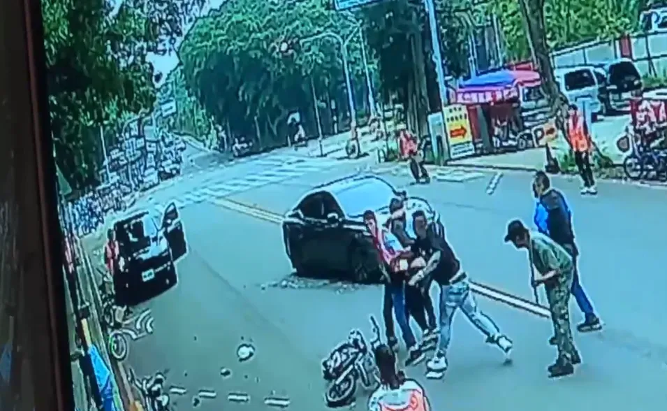 出租腳踏車店業者因攬客發生爭執,最終演變成街頭「大亂鬥」,雙方人馬互毆送醫。(圖/翻攝畫面,下同)