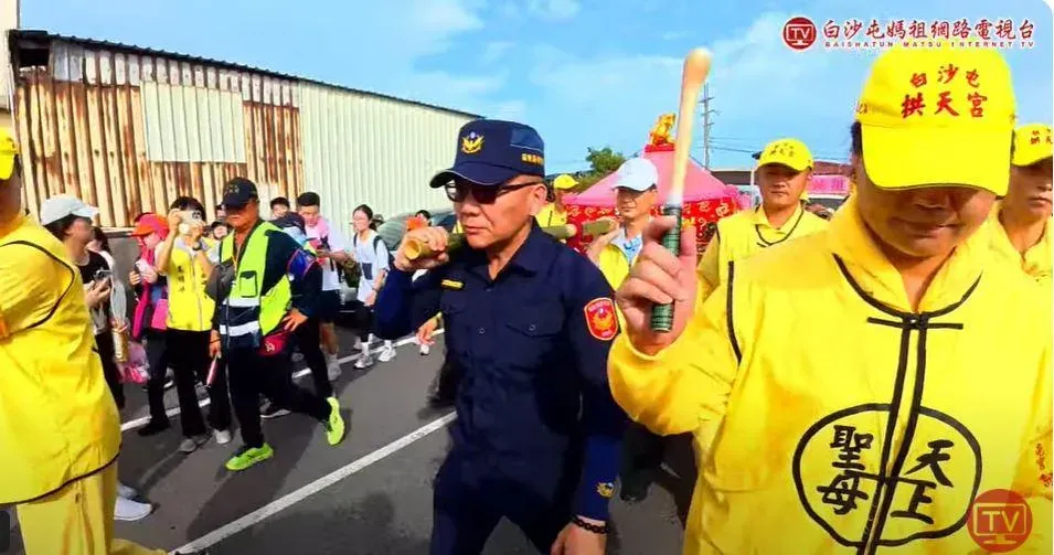 白沙屯媽祖與山邊媽祖進入苗栗，當地警局長官親自接駕並扛轎。（圖／翻攝自白沙屯媽祖網路電視台）