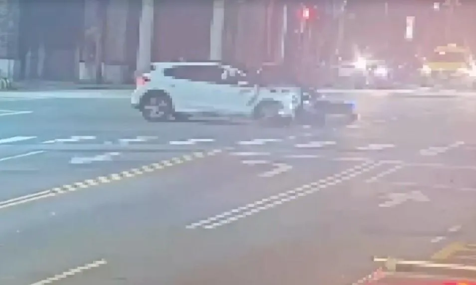 員警騎乘警用機車被撞飛，緊急送往台大醫院救治。（圖／翻攝畫面）