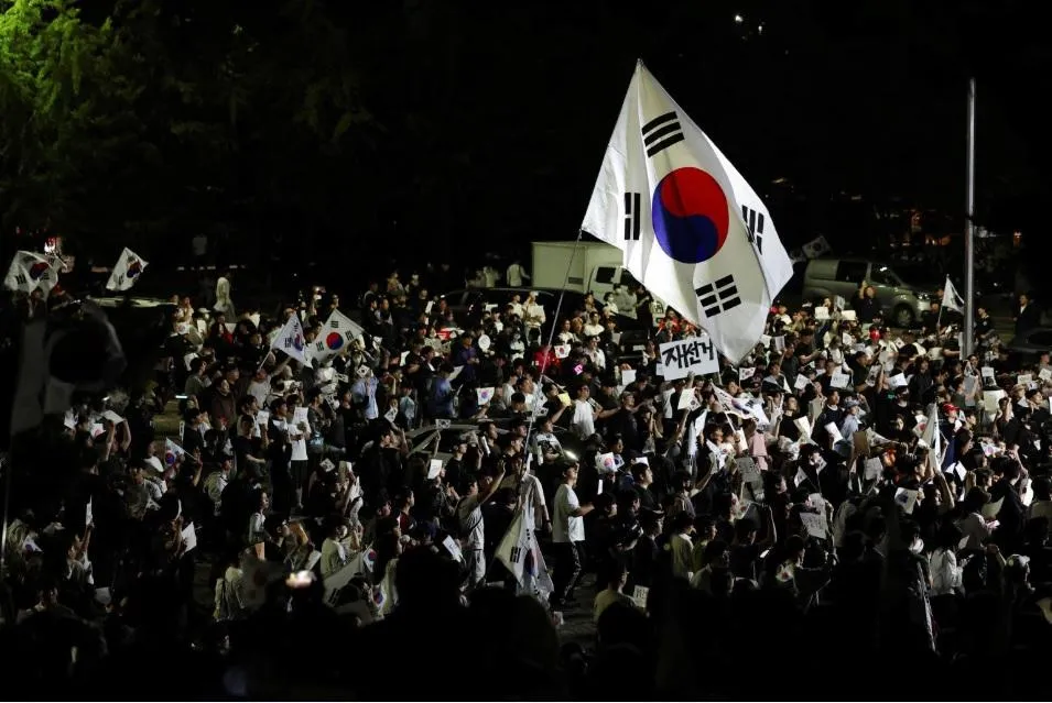 韓國民眾因選票短缺上街抗議。(圖/路透)