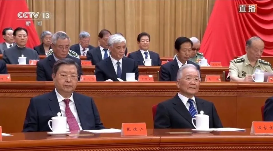 久未公開露面的溫家寶（圖右）現身前中共總書記江澤民誕辰100週年大會。（圖／翻攝央視）
