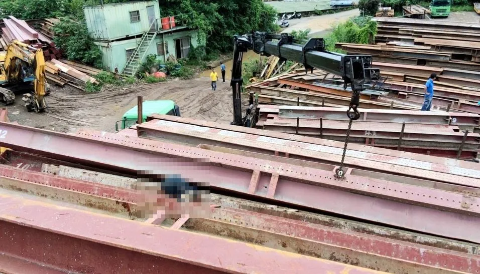 一名25歲吊車工人進行綁樑作業時不慎遭崩落的3根鋼樑壓到，救出後已經明顯死亡。（圖／中天新聞）