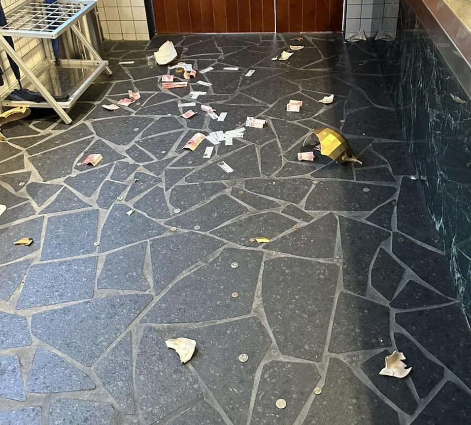 蕭男砸毀店裡的金豬撲滿和其他物品，碎片散落一地。（圖／翻攝畫面）