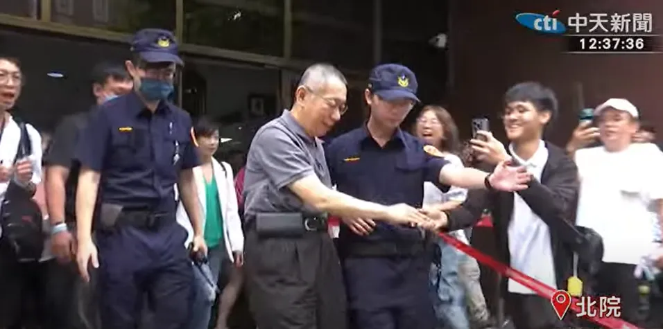 柯文哲9日中午離開法院。（圖／中天新聞）