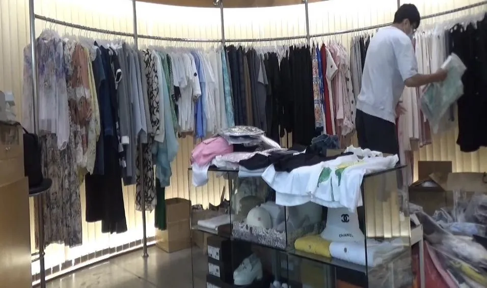 北市東區2間精品店販售假名牌包。(圖/翻攝畫面)