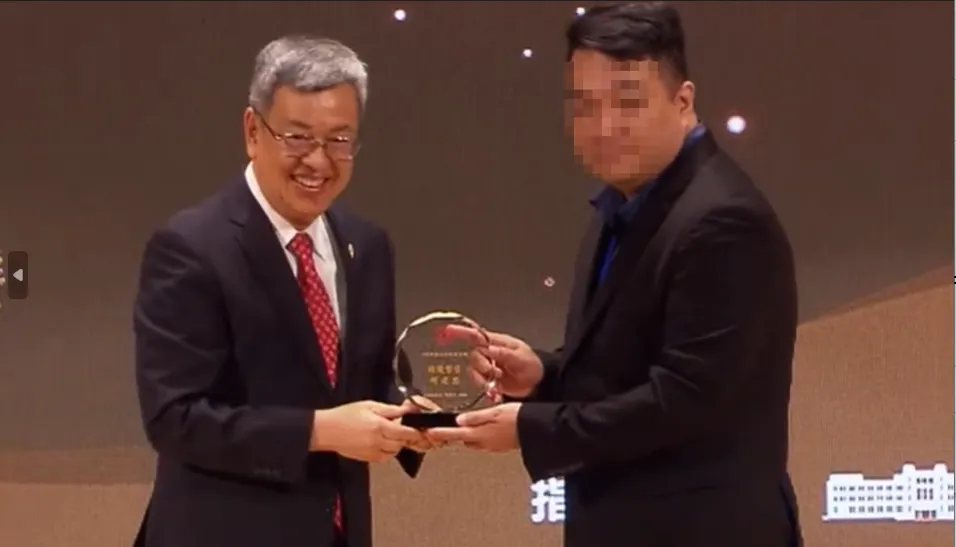 曾獲衛福部表揚的高雄市衛生局心理衛生中心執行秘書何建忠（右）。（圖取自衛生福利部社會及家庭署YT）