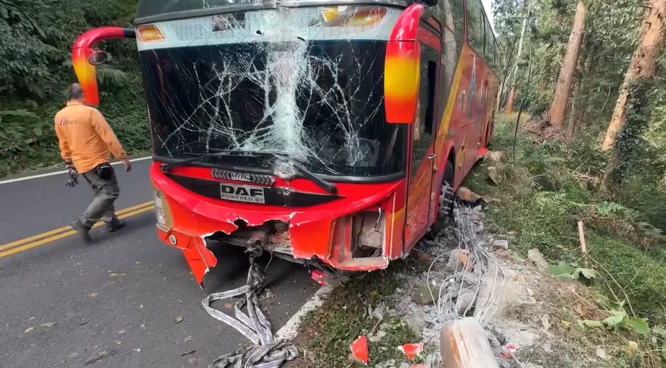 南投一輛遊覽車自撞電線桿。（圖／中天新聞）
