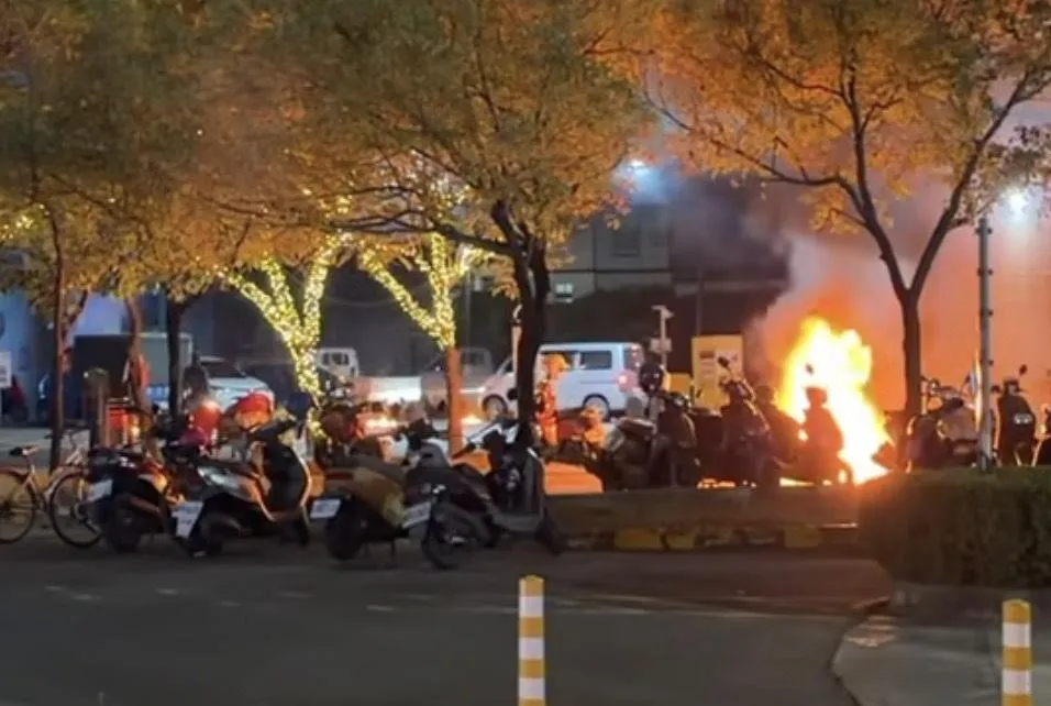 蔡男拿著2顆汽油彈狂丟，共有4輛車被燒。（圖／翻攝ella.14999的Threads）