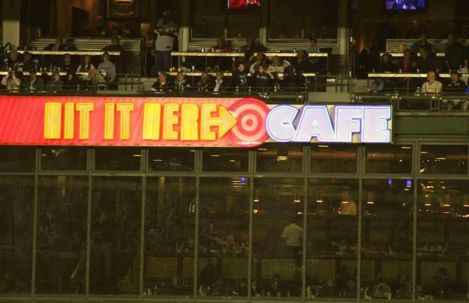 水手右外野「Hit It Here Cafe」餐廳相當顯眼。（圖／翻攝自社群平台X）。