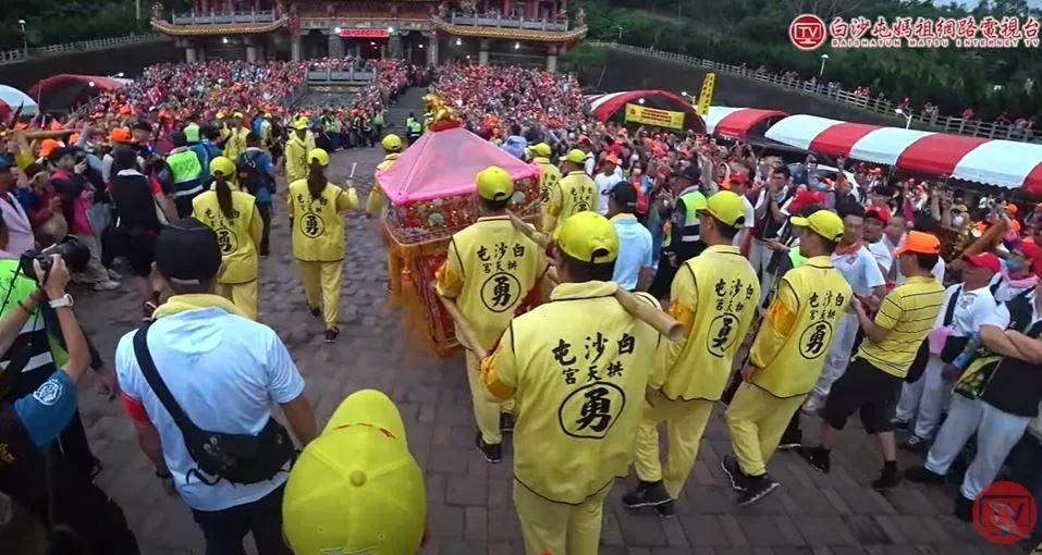 白沙屯媽祖與山邊媽祖在回宮前停駕通霄慈后宮。（圖／翻攝自白沙屯媽祖網路電視台）