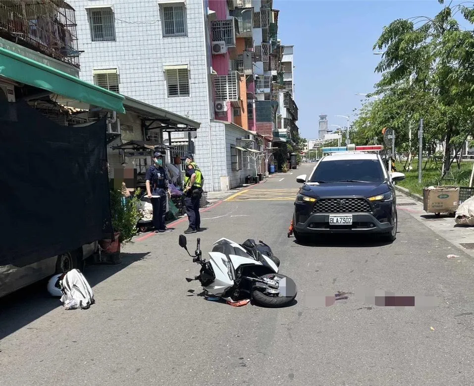 19歲黃姓男子駕車撞上正在步行的趙姓婦人，送醫後不治，地上血跡斑斑。（圖／警方提供）