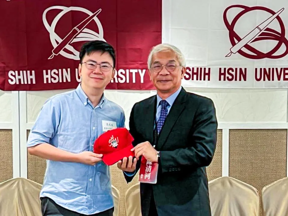 世新大學校長陳清河（右）致贈紀念品予新加坡世新大學校友會會長張友成（左）。（圖／世新大學提供）
