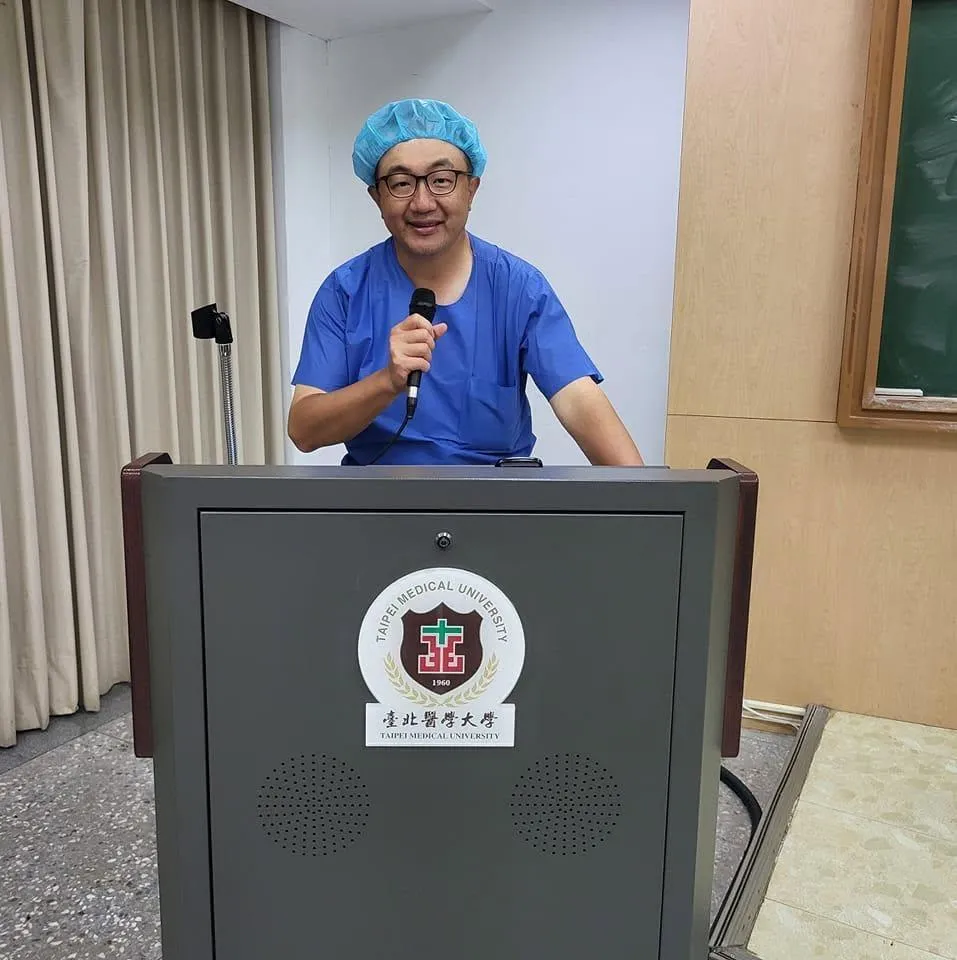 陳柏旭於25日因病過世，享年55歲。他是首位發明「超音波導引注射」的台灣醫師，拯救許多人的下背痛問題，被尊稱為「疼痛大師」。(圖/翻攝自Carl Chen臉書)