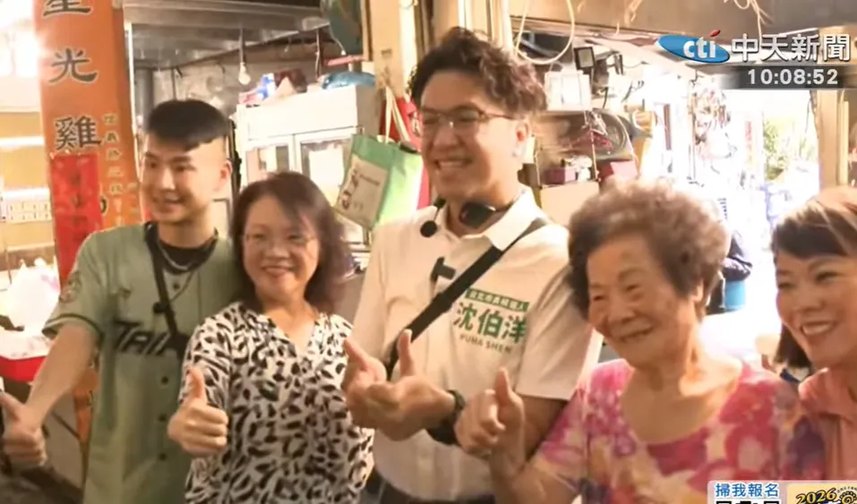 民進黨台北市長參選人沈伯洋13日一早到東門市場掃街拜票。（圖／中天新聞）